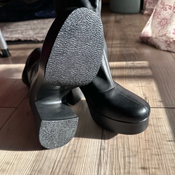 Black Platform Heeled Boots - Picture 4 of 4